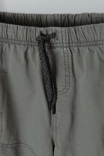 BERMUDA DE MIC CON CORDÓN VERDE PARA NIÑO