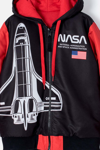 CHAQUETA DE LA NASA CON CAPUCHA NEGRA Y ROJA PARA NIÑO