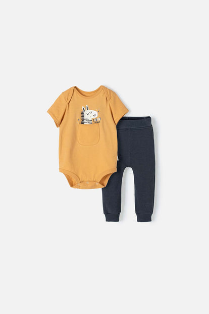 CONJUNTO LITTLEMIC GRIS Y MOSTAZA CON BODY PARA BEBÉ NIÑO