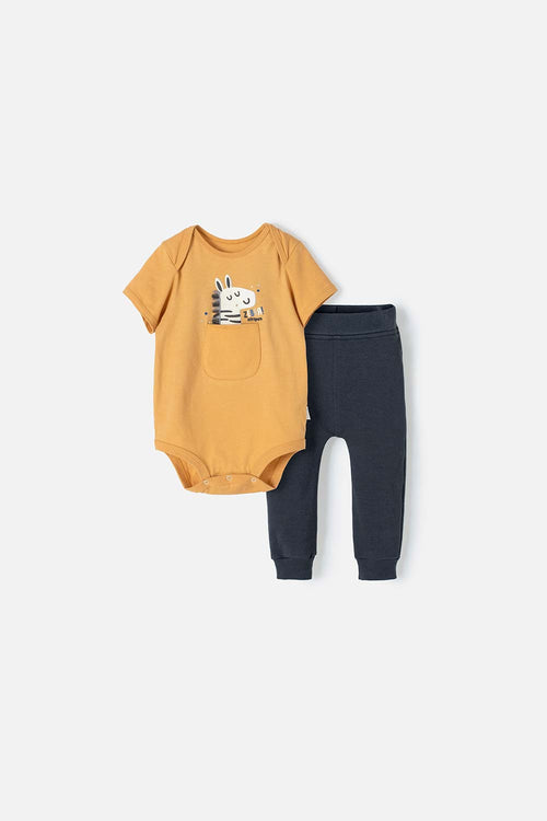 CONJUNTO LITTLEMIC GRIS Y MOSTAZA CON BODY PARA BEBÉ NIÑO