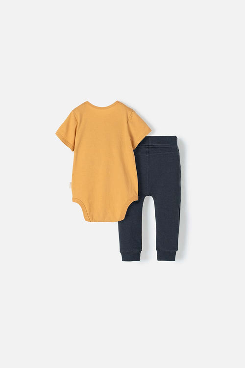 CONJUNTO LITTLEMIC GRIS Y MOSTAZA CON BODY PARA BEBÉ NIÑO