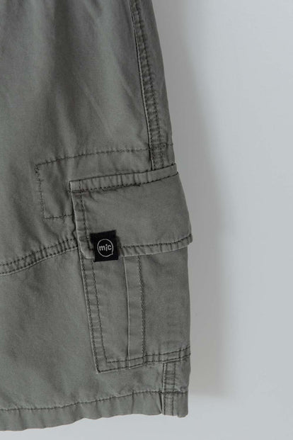  BERMUDA DE MIC CON CORDÓN VERDE PARA NIÑO