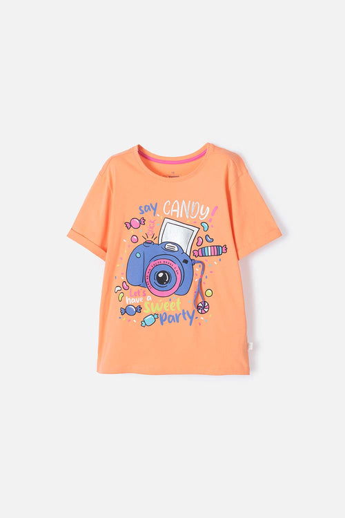 CAMISETA MIC NARANJA CON ESTAMPADO EN FRENTE PARA NIÑA