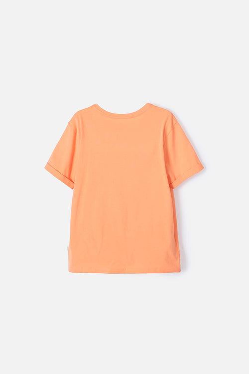 CAMISETA MIC NARANJA CON ESTAMPADO EN FRENTE PARA NIÑA