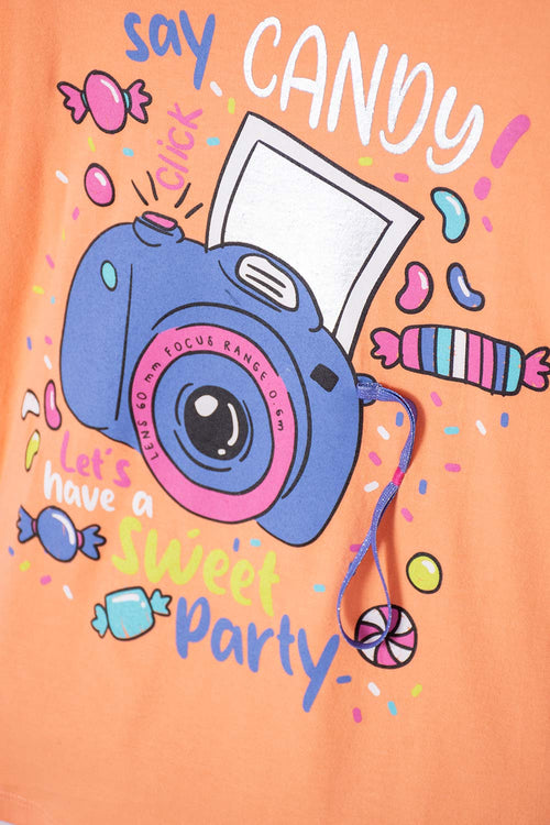 CAMISETA MIC NARANJA CON ESTAMPADO EN FRENTE PARA NIÑA