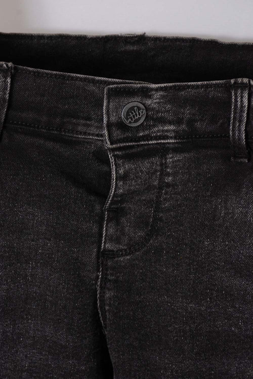 Card slide image -  JEAN LITTLEMIC EN DENIM TONO OSCURO CON BOLSILLOS TIPO CARGO PARA NIÑO 2T A 5T