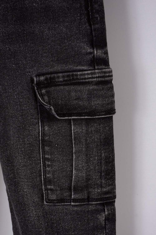 Card slide image -  JEAN LITTLEMIC EN DENIM TONO OSCURO CON BOLSILLOS TIPO CARGO PARA NIÑO 2T A 5T