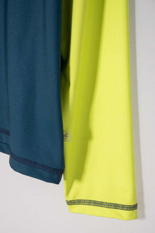 CAMISETA DE BAÑO DE MIC AZUL Y VERDE PARA NIÑO