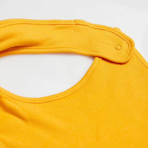 FOTOS DÚO BABEROS DE WINNIE THE POOH CON BROCHE AJUSTABLE AMARILLO PARA BEBÉ NIÑA