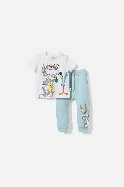 CONJUNTO DE LOONEY TUNES CON PANTALÓN MARFIL Y AZUL BEBÉ UNISEX